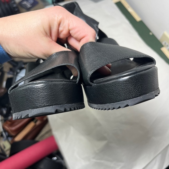 EILEEN FISHER Whimsy Wedge Sanal in a size 8 Black
Style No. EF47893 - Picture 9 of 10